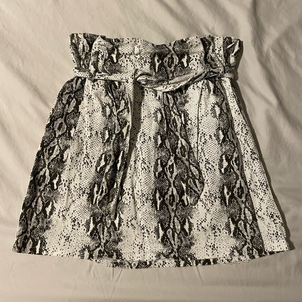 White and black snake skin patterned mini skirt with tie
